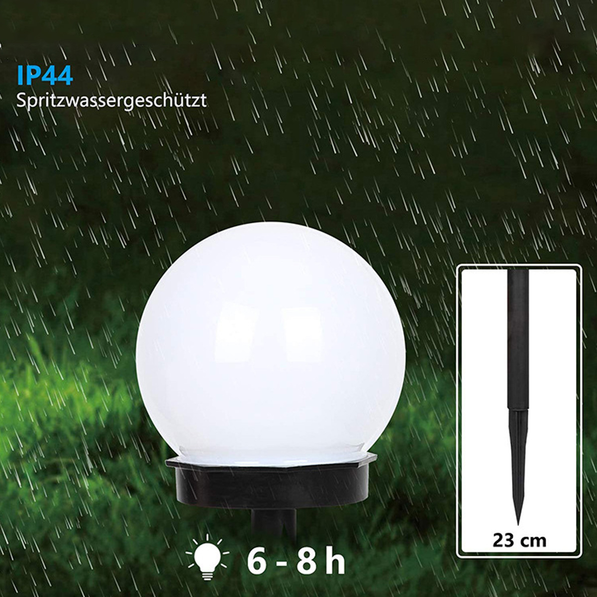 Eine weiße kugelförmige Lampe mit einem Erdspieß im Regen.