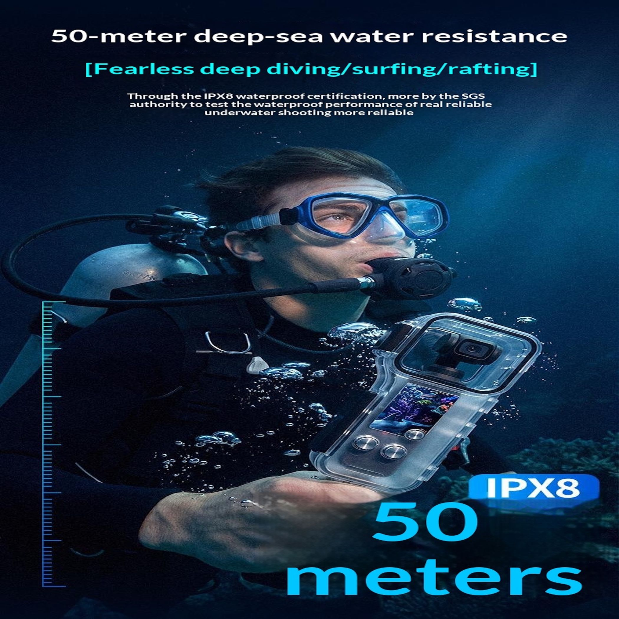 Ein Taucher hält eine wasserdichte Kamera unter Wasser, 50 Meter Tiefe.