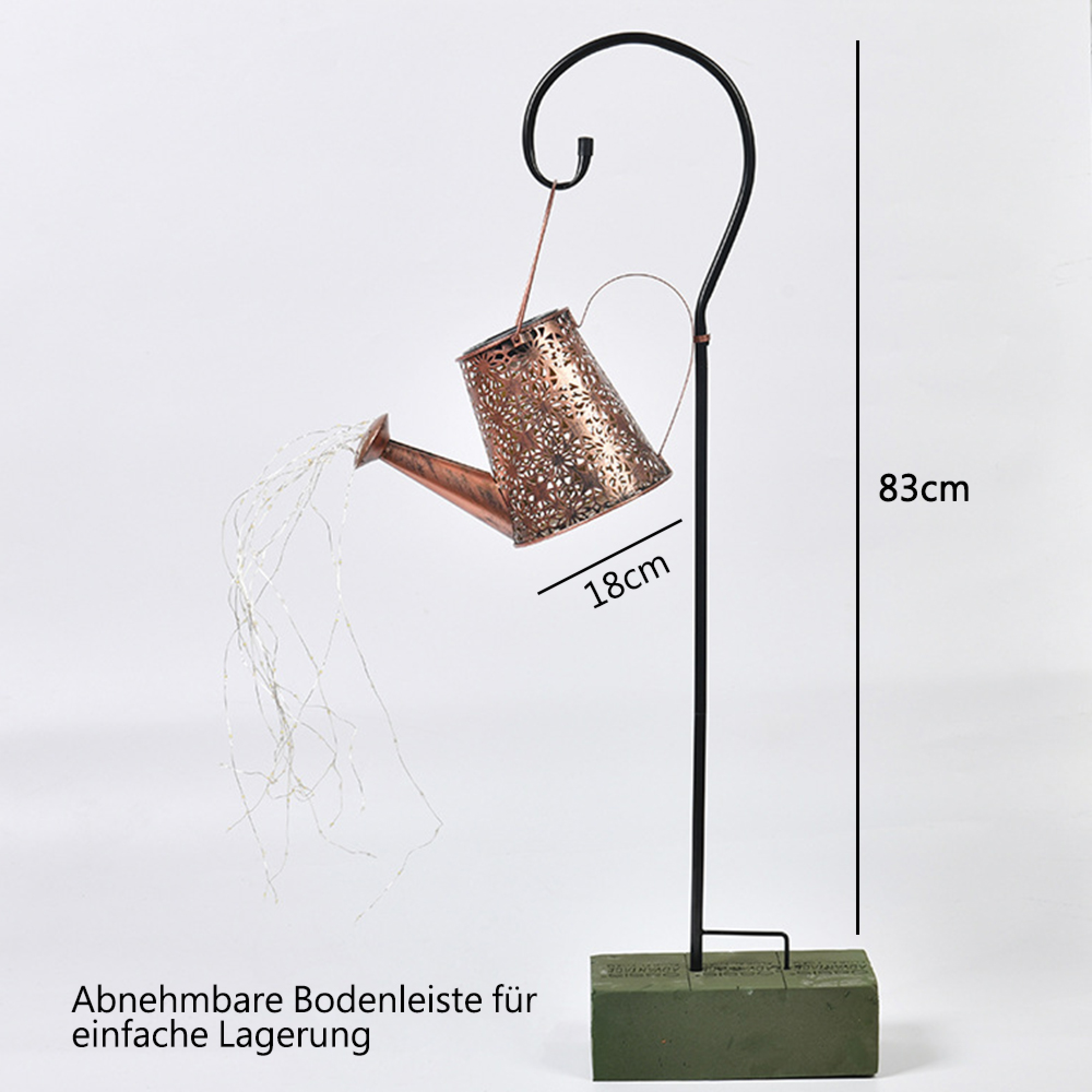 Kupferne Gießkanne mit Lichterkette an schwarzem Haken, 83cm hoch.