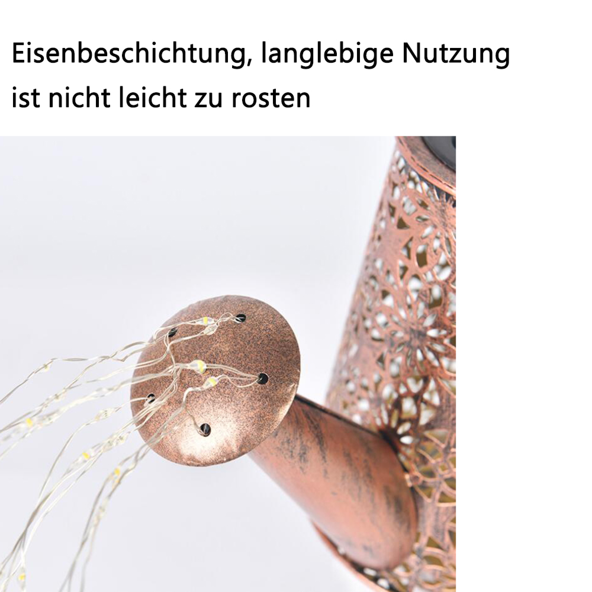 Eine kupferfarbene Gießkanne mit filigranen Mustern und Lichterkette.