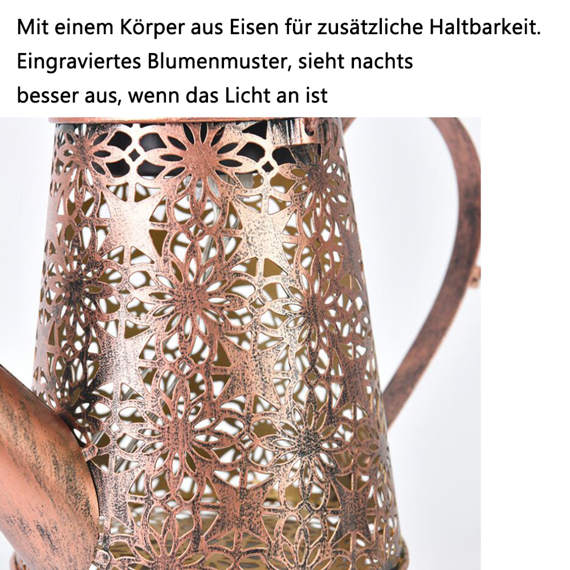 Eine Kupfergießkanne mit filigranem Blumenmuster.