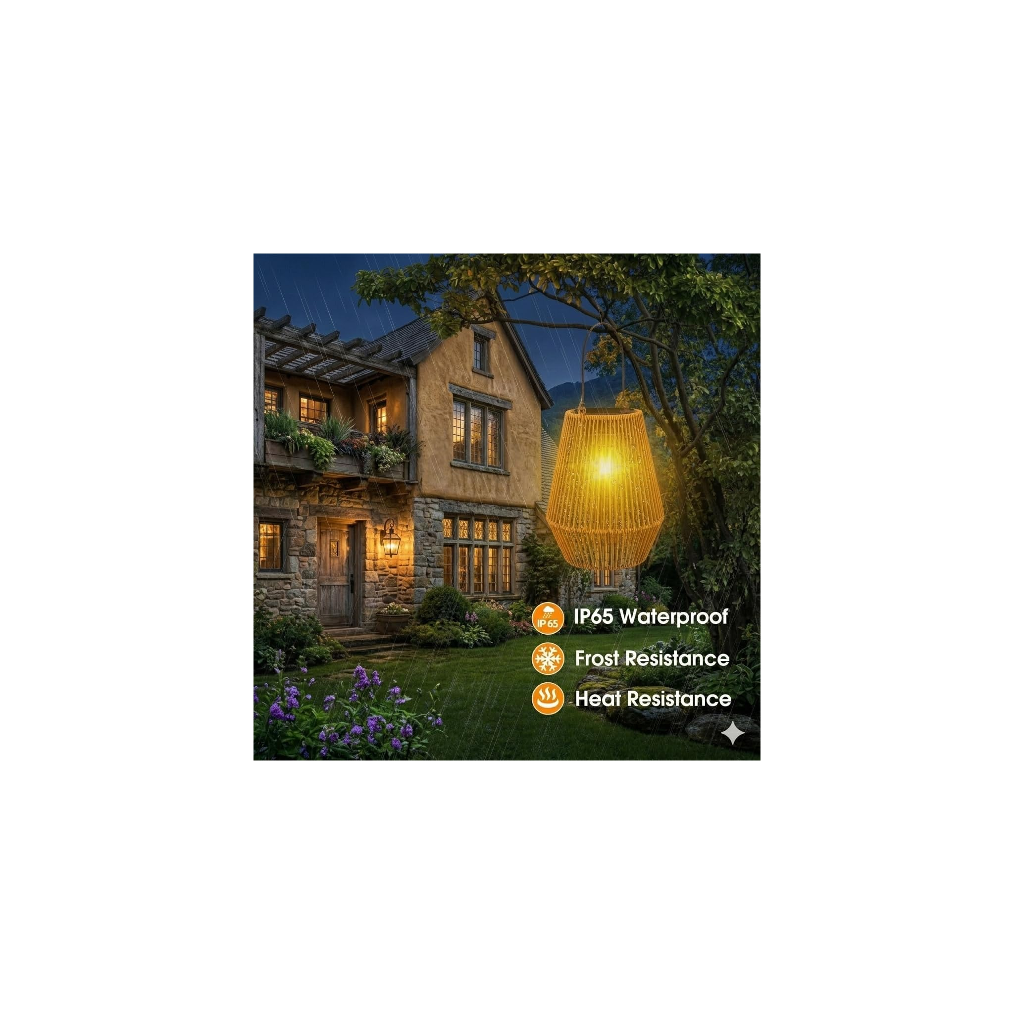 Ein wetterfestes, gelbes Laternenlicht hängt vor einem Steinhaus im Regen.