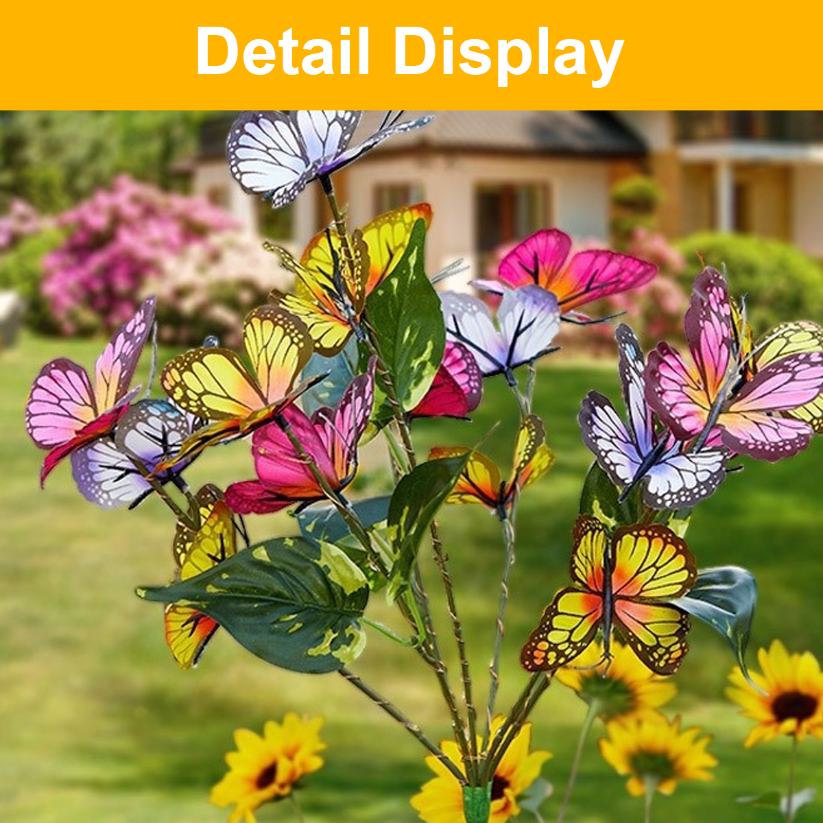 Bunte Schmetterlingsdekorationen auf Stielen in einem Garten mit Sonnenblumen.