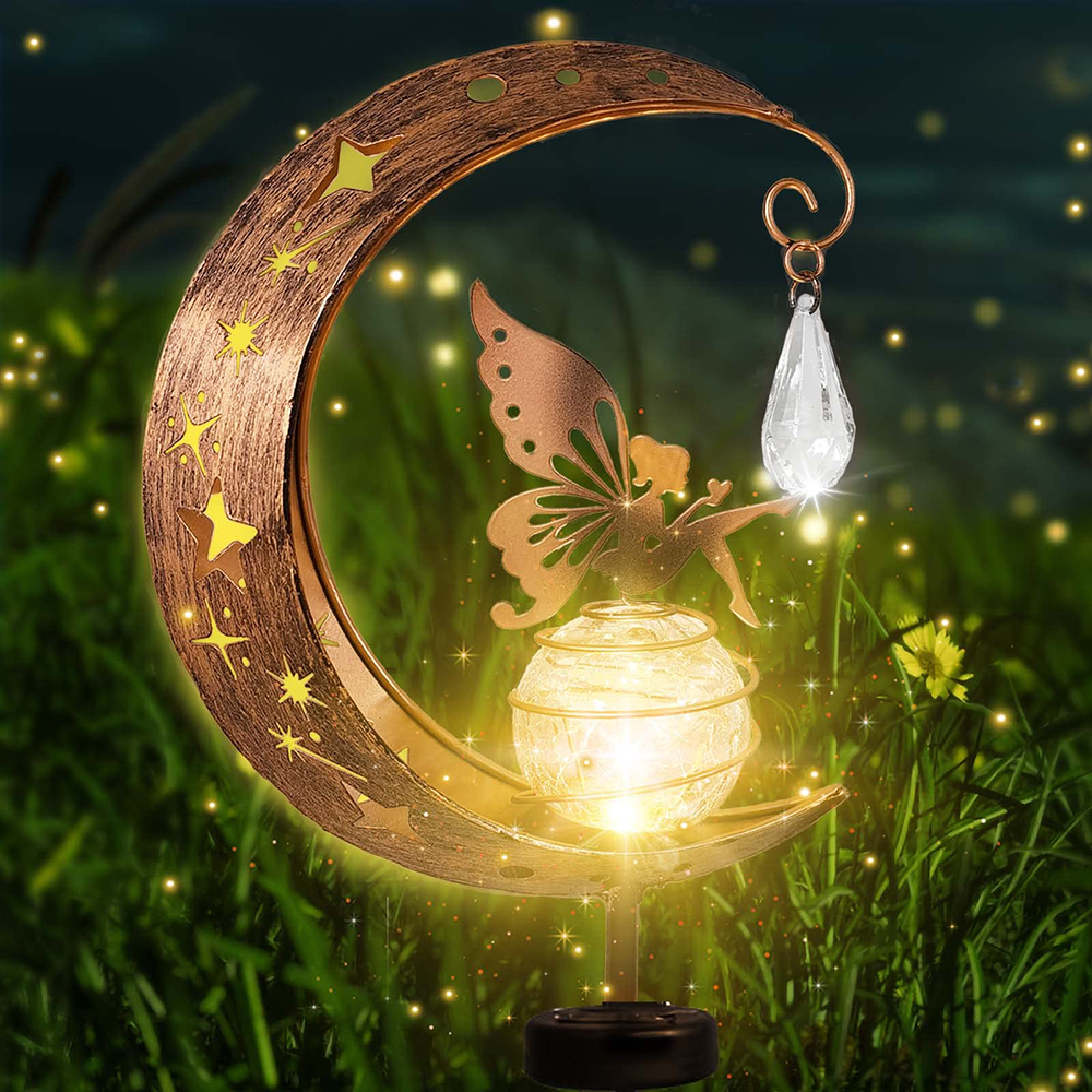 Ein Mond-Gartenlicht mit einer Fee, Glaskugel und einem Kristallanhänger im Gras.
