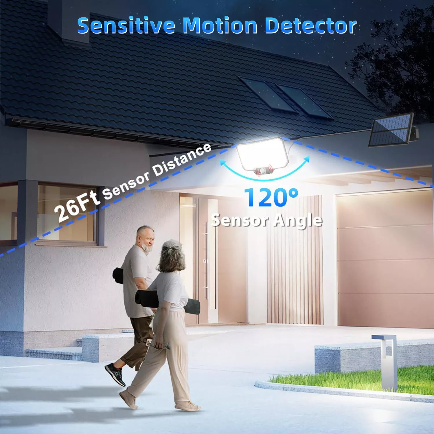 Älteres Ehepaar geht an einem Haus mit bewegungsaktiviertem Licht vorbei.