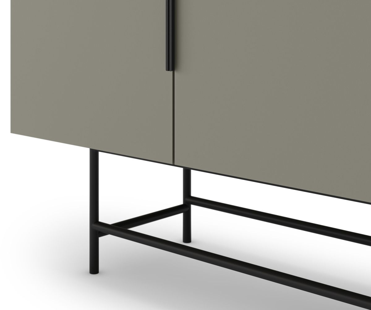 Ein graues Sideboard mit schwarzen Griffen und Beinen auf weißem Hintergrund.