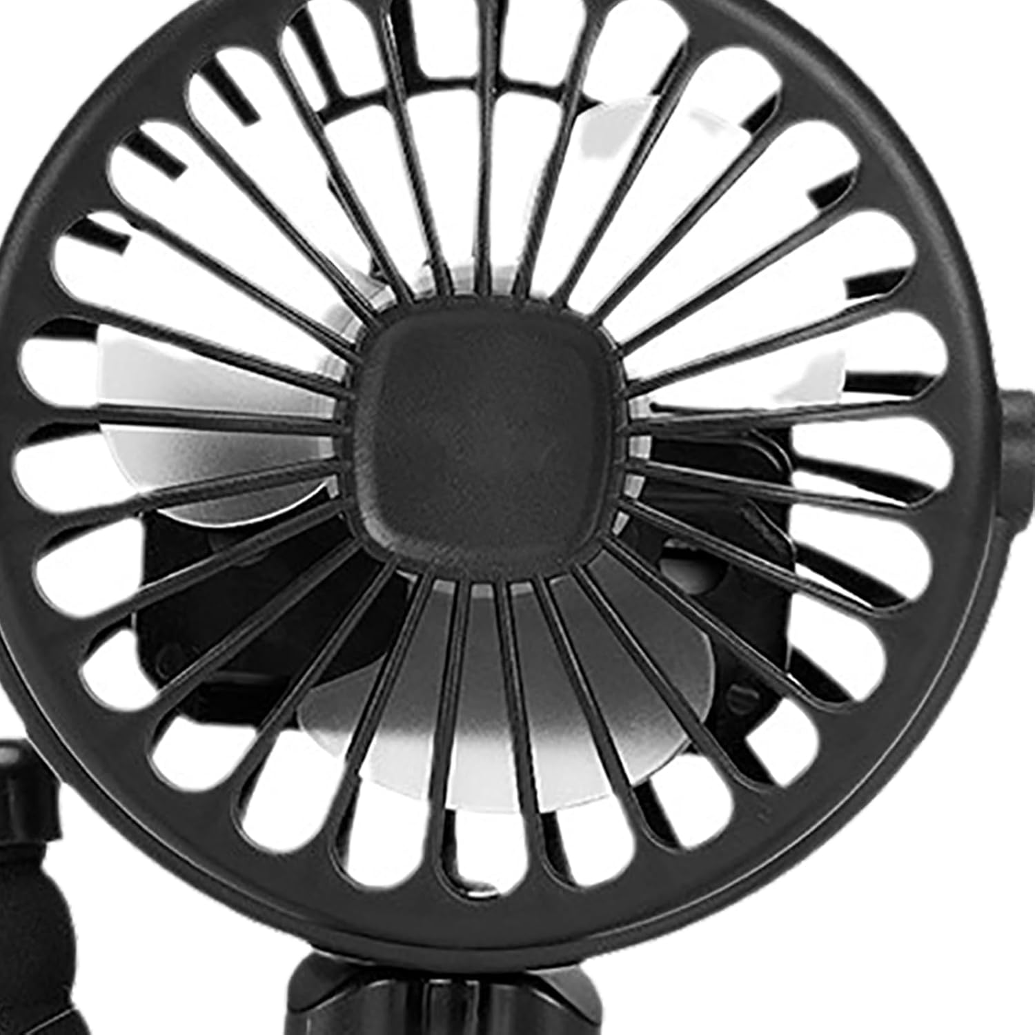 Ein schwarzer, kleiner Ventilator mit Rotorblättern und Schutzgitter.