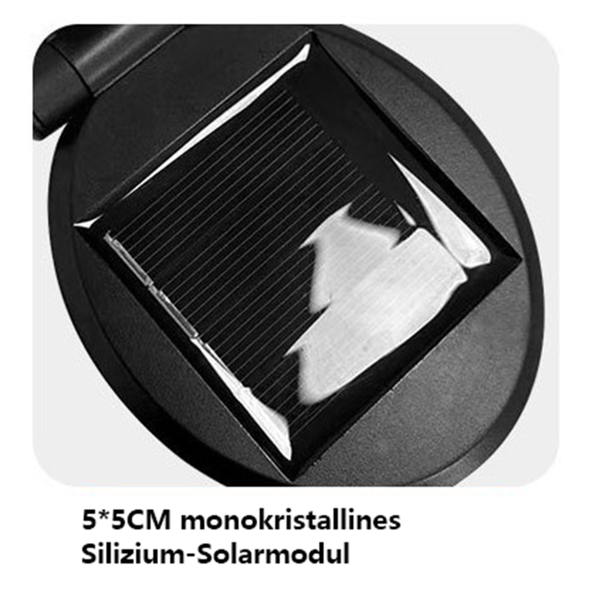 Schwarzes Solarmodul mit sichtbaren Siliziumzellen und Metallkontakten.