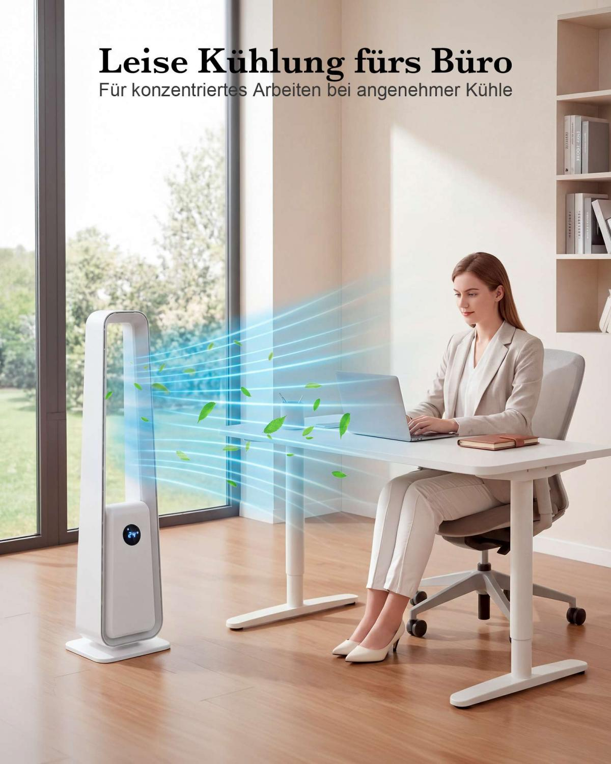 Eine Frau arbeitet am Laptop, während ein Ventilator kühle Luft zufächelt.