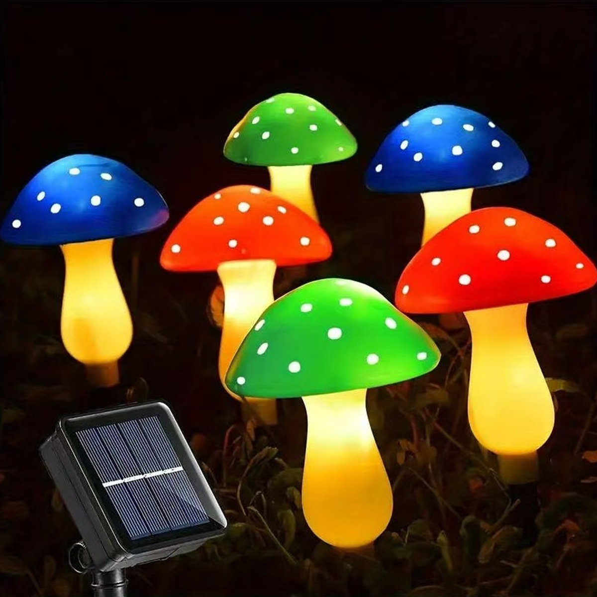 Solarbetriebene Pilz-Gartenleuchten in Rot, Blau und Grün mit weißen Punkten.