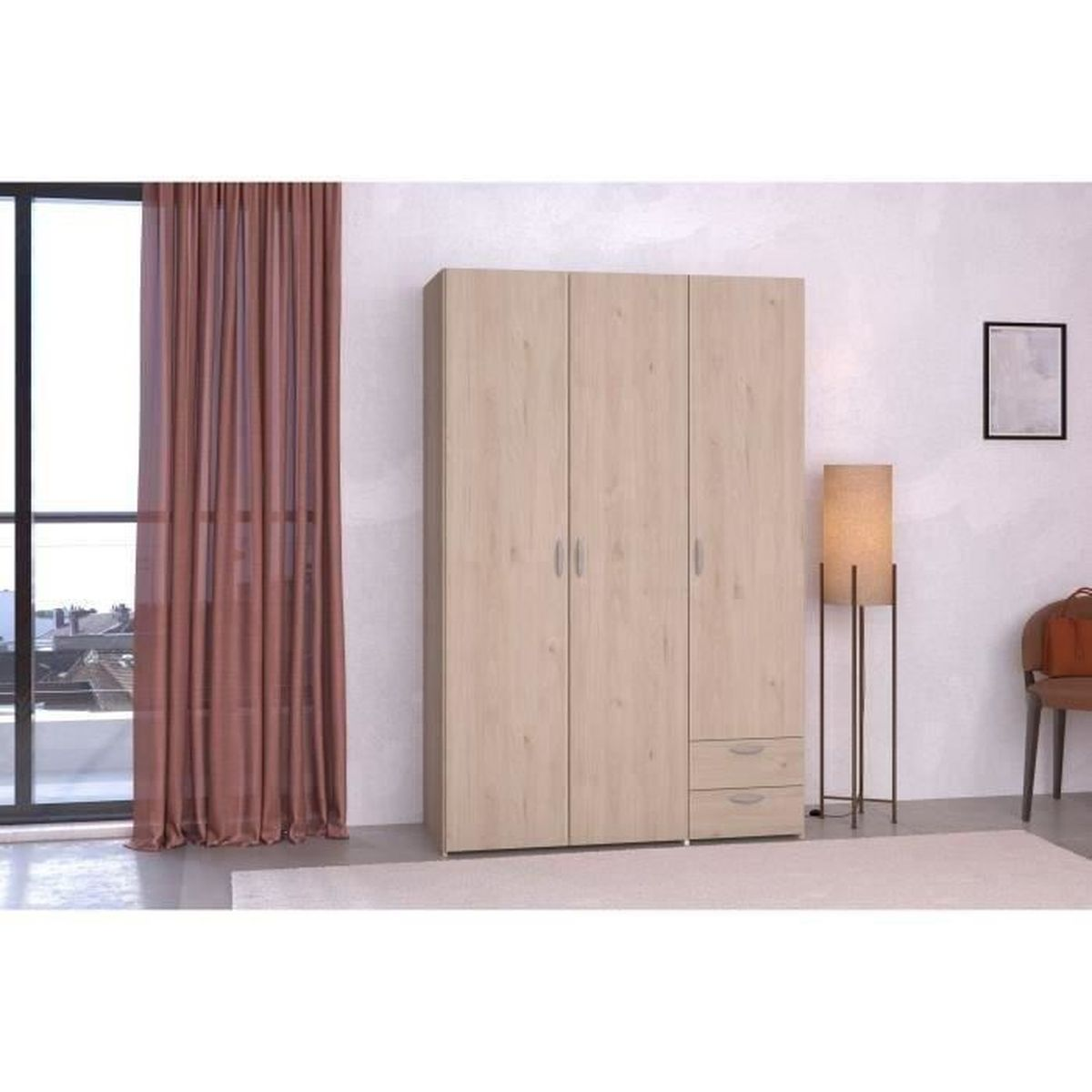 Ein heller Kleiderschrank mit vier Türen und zwei Schubladen steht neben einem Fenster.