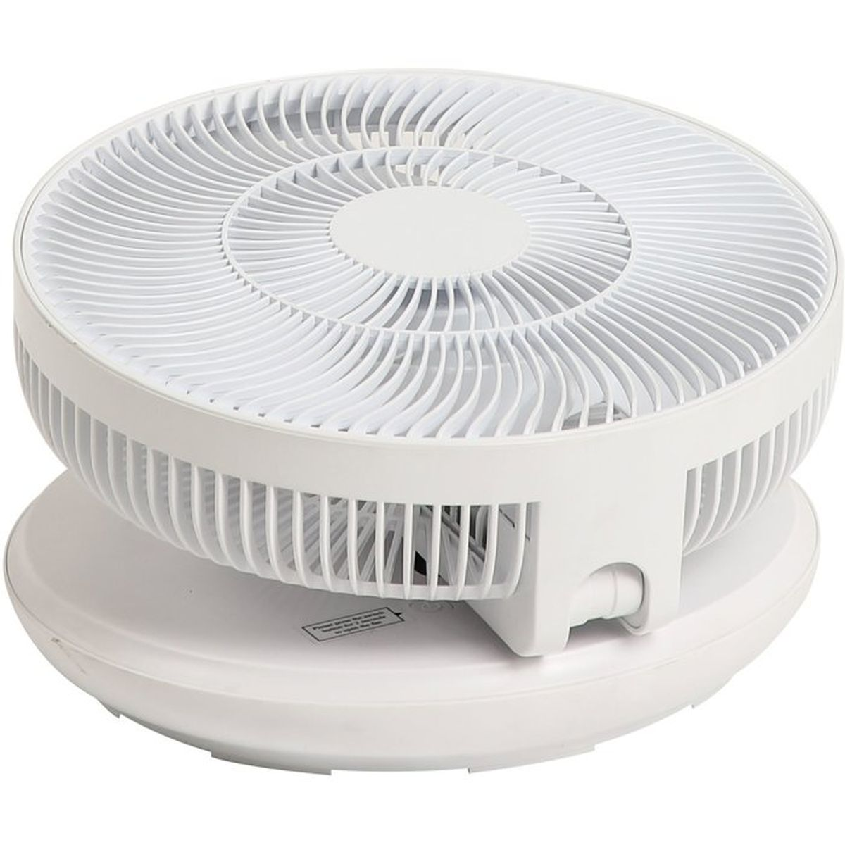 Een witte, ronde tafelventilator met een rooster en een voet.
