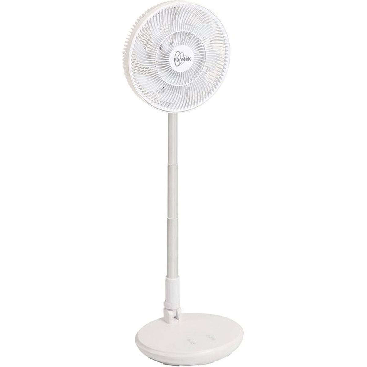 Een witte oscillerende staande ventilator met ronde voet en verstelbare hoogte.