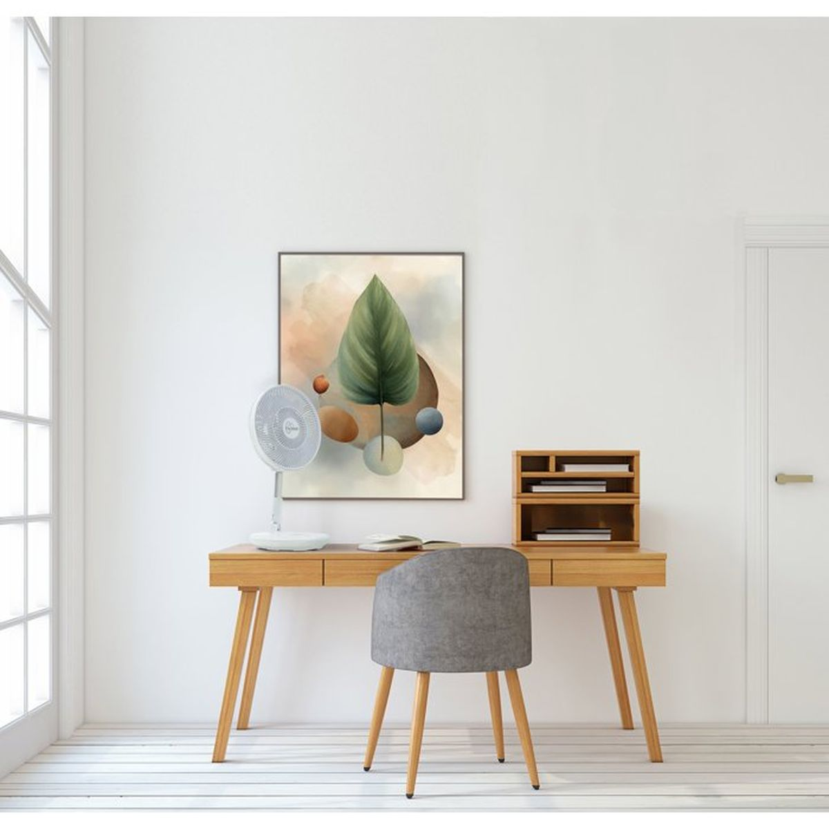 Een bureau met stoel, ventilator en plantenschilderij in een kamer.
