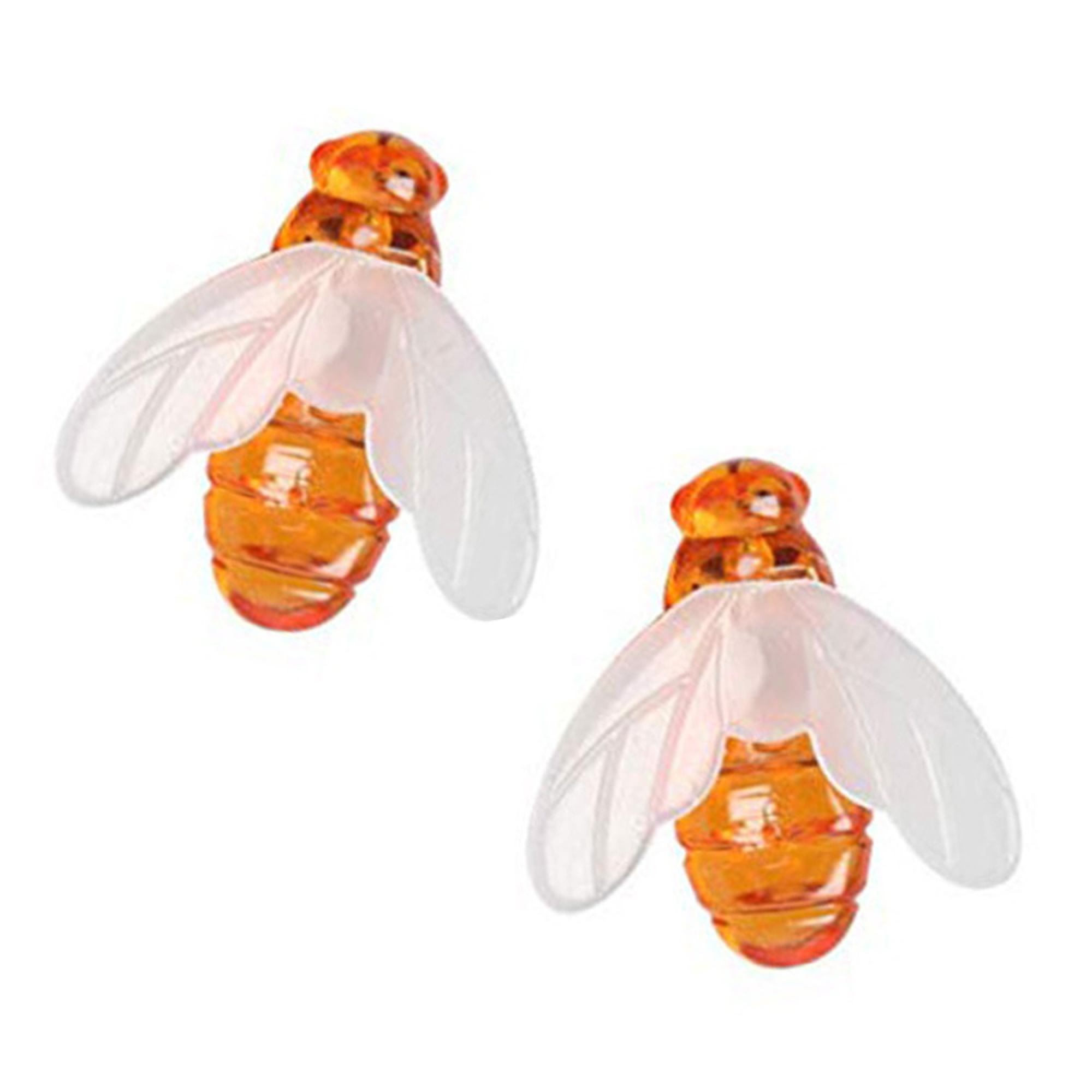 Zwei orangefarbene, gläserne Bienen-Anhänger mit weißen Flügeln auf weißem Hintergrund.