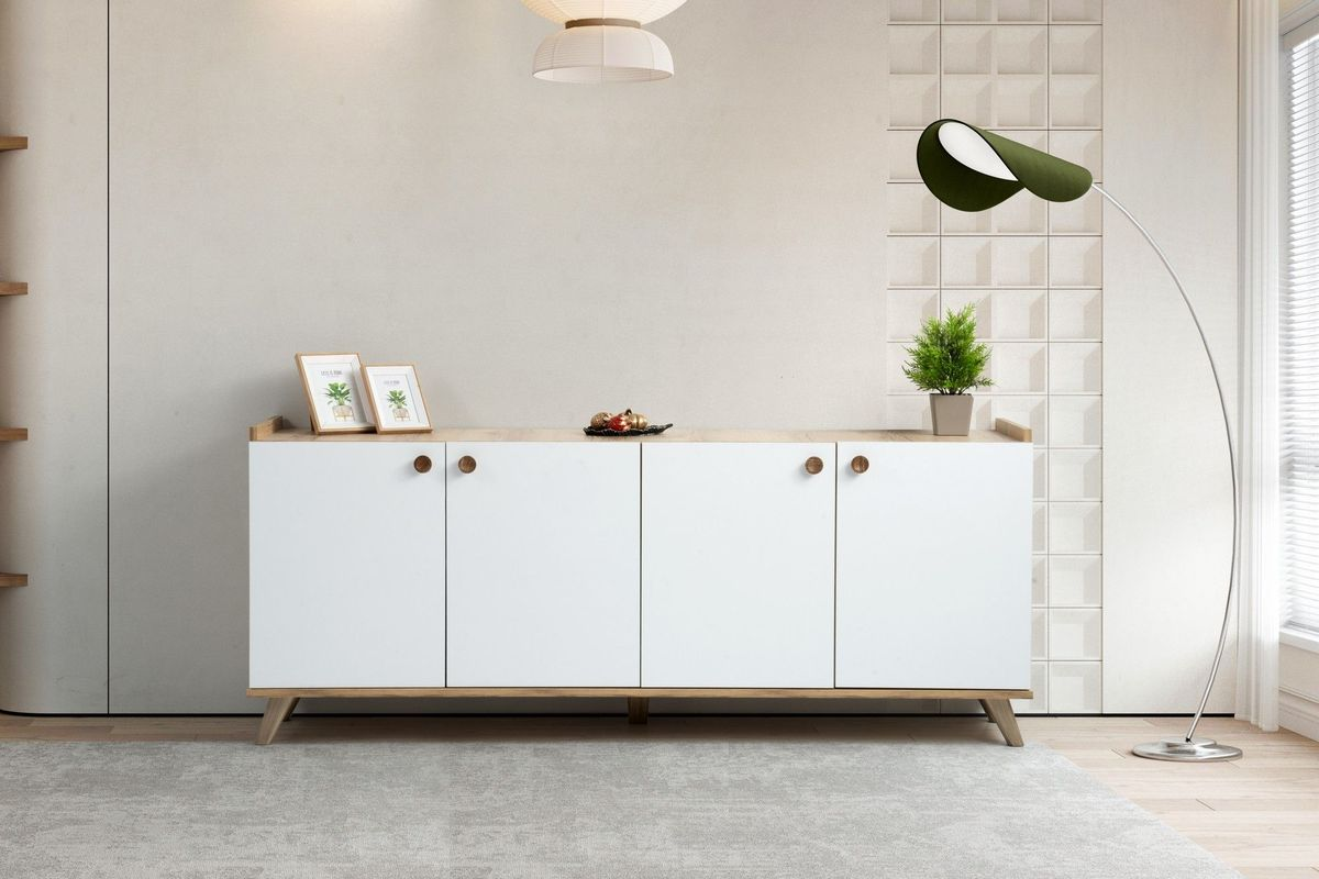 Ein weißer Schrank mit Holzdetails, zwei Bilderrahmen und eine kleine Pflanze.