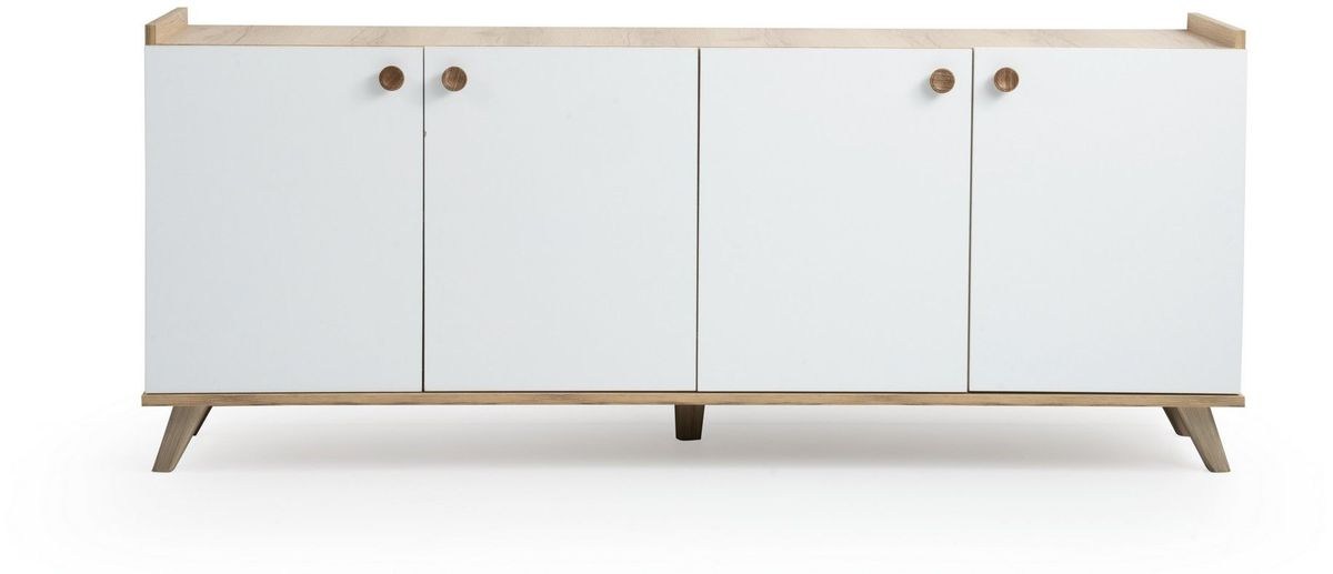 Ein moderner weißer Schrank mit vier Türen und runden Holzgriffen, auf schrägen Holzbeinen.