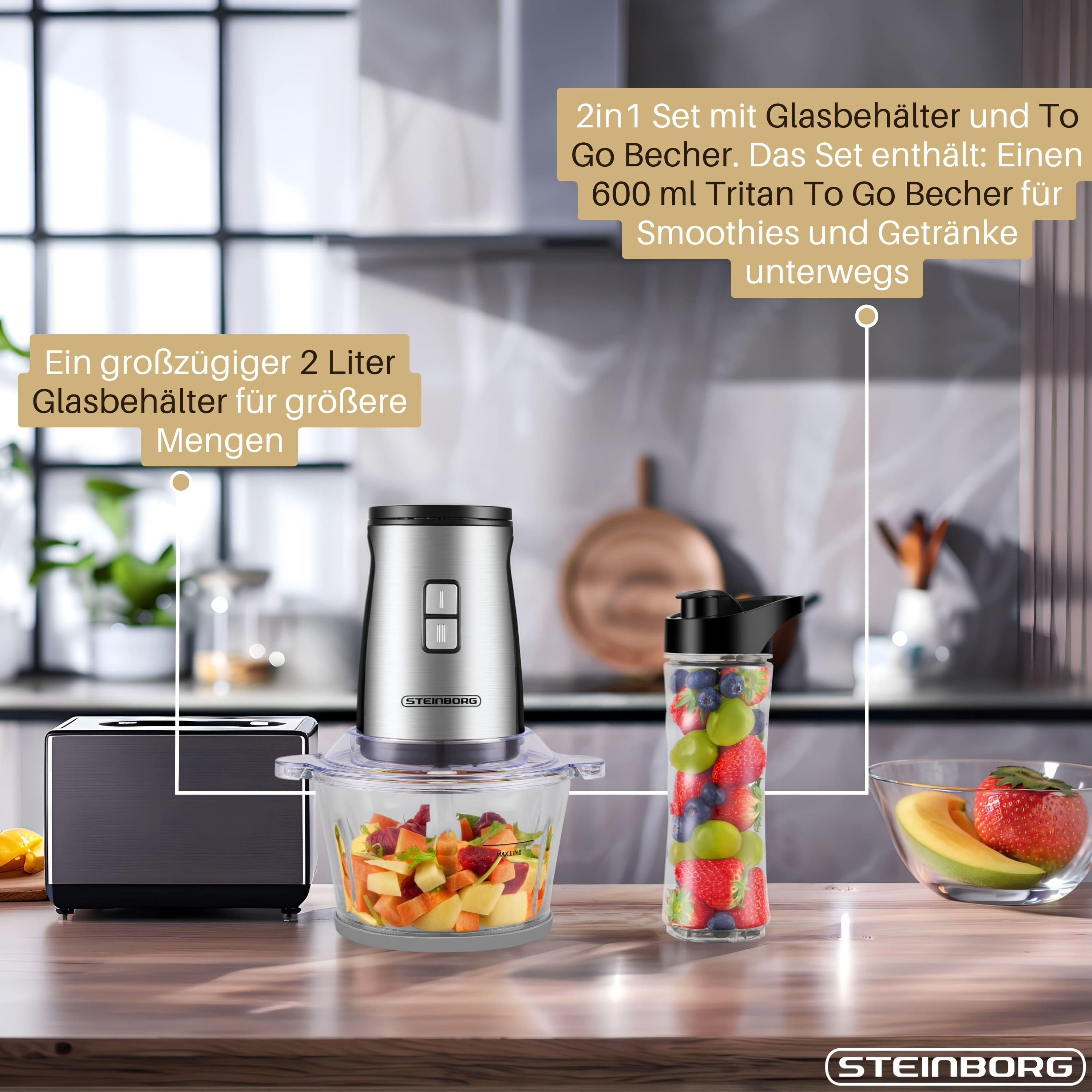 Ein silberner Mixer mit Glasbehälter, gefüllt mit Obst, und ein Trinkbecher mit Beeren.