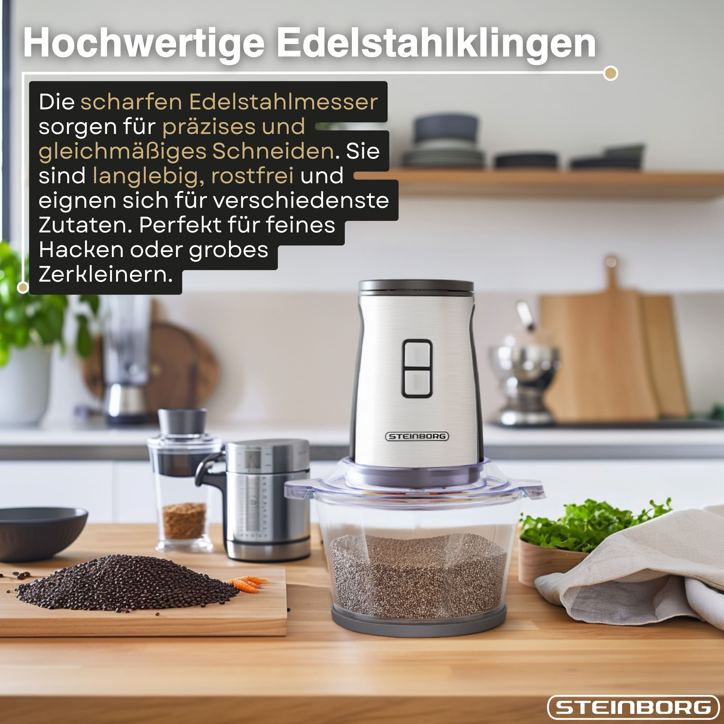 Küchenmaschine mit scharfen Edelstahlklingen und Zutaten auf Holztisch