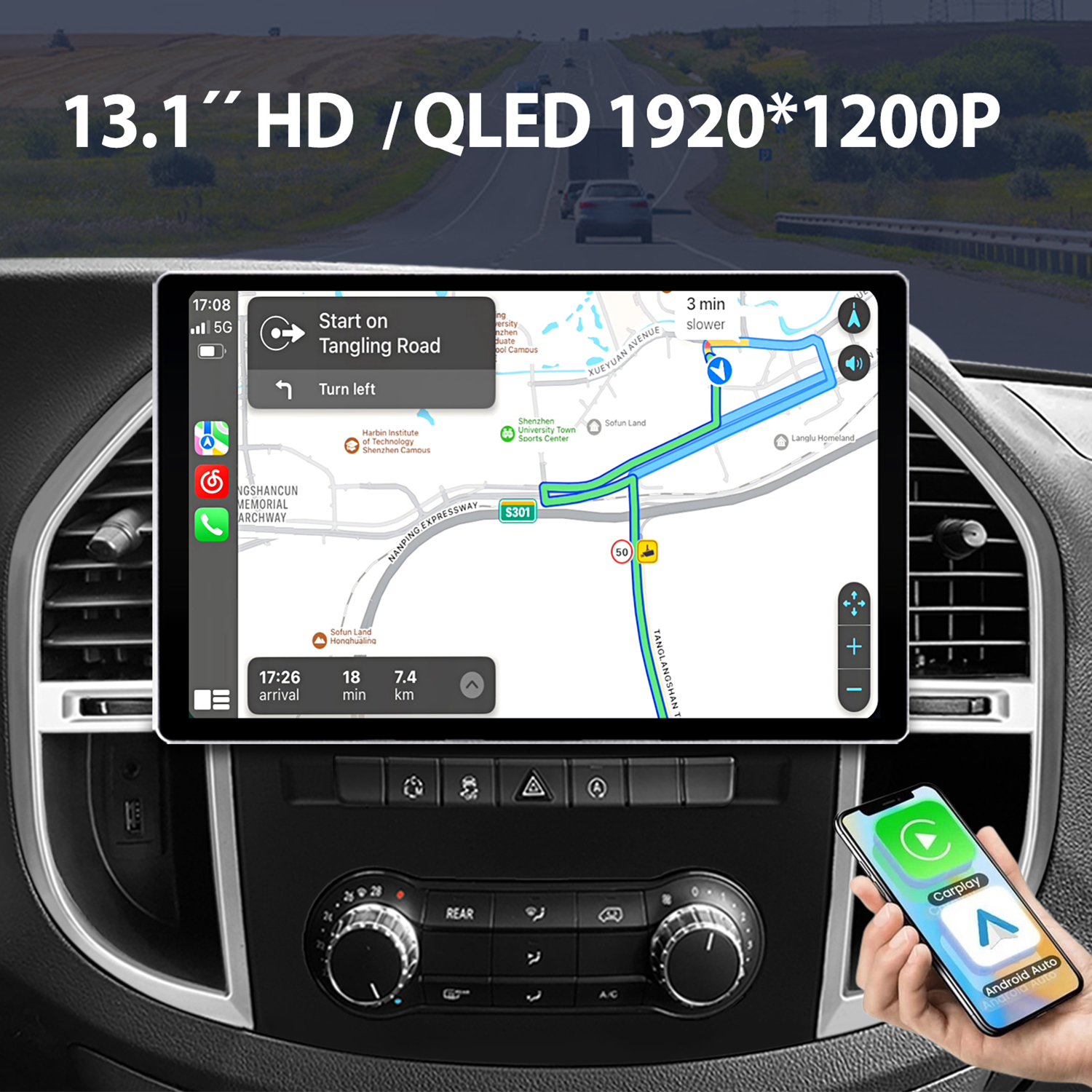 Ein Auto-Infotainmentsystem zeigt eine Navigationskarte mit einer Route und einem Smartphone mit CarPlay/Android Auto.