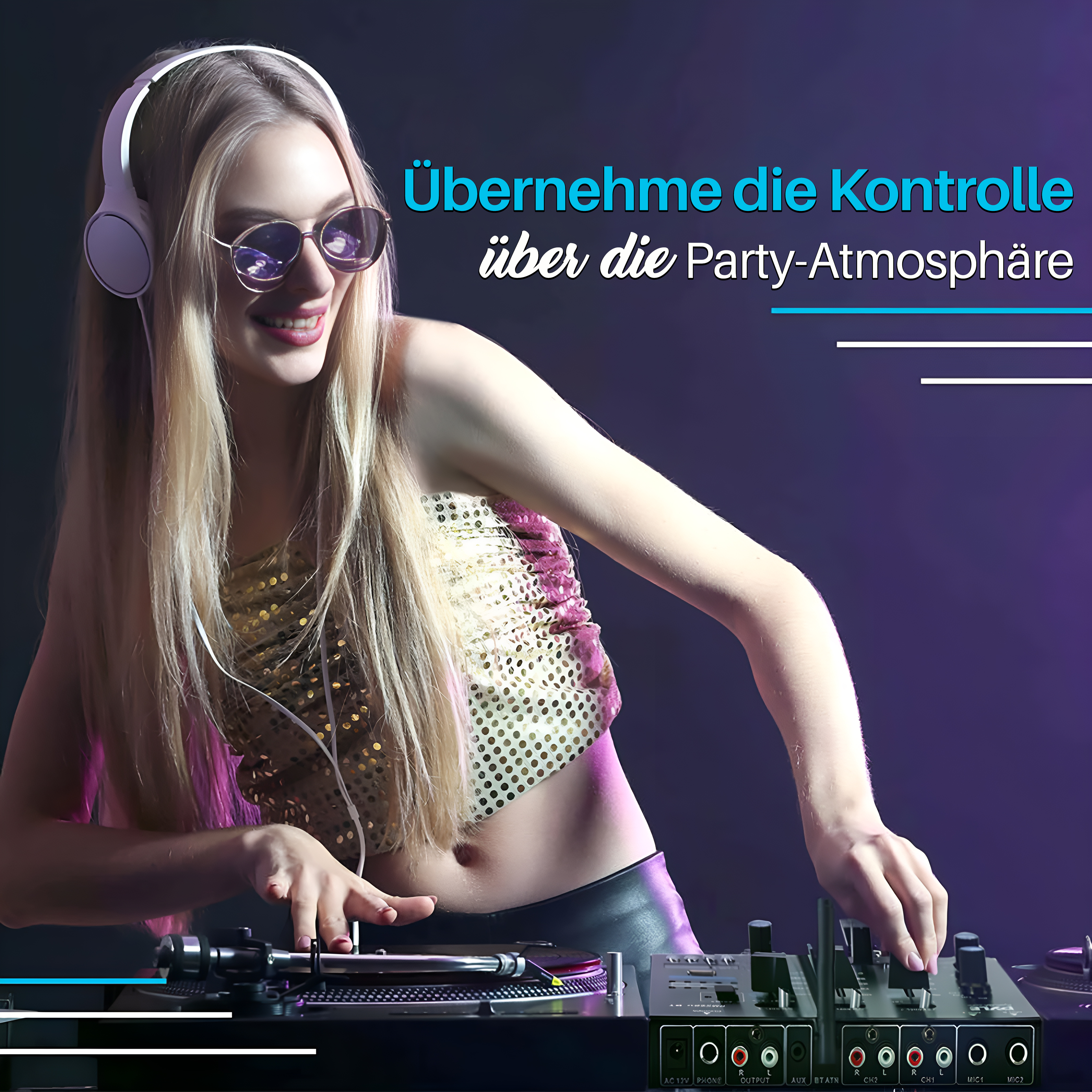 Eine Frau mit Kopfhörern und Sonnenbrille legt Musik auf einem DJ-Pult auf.