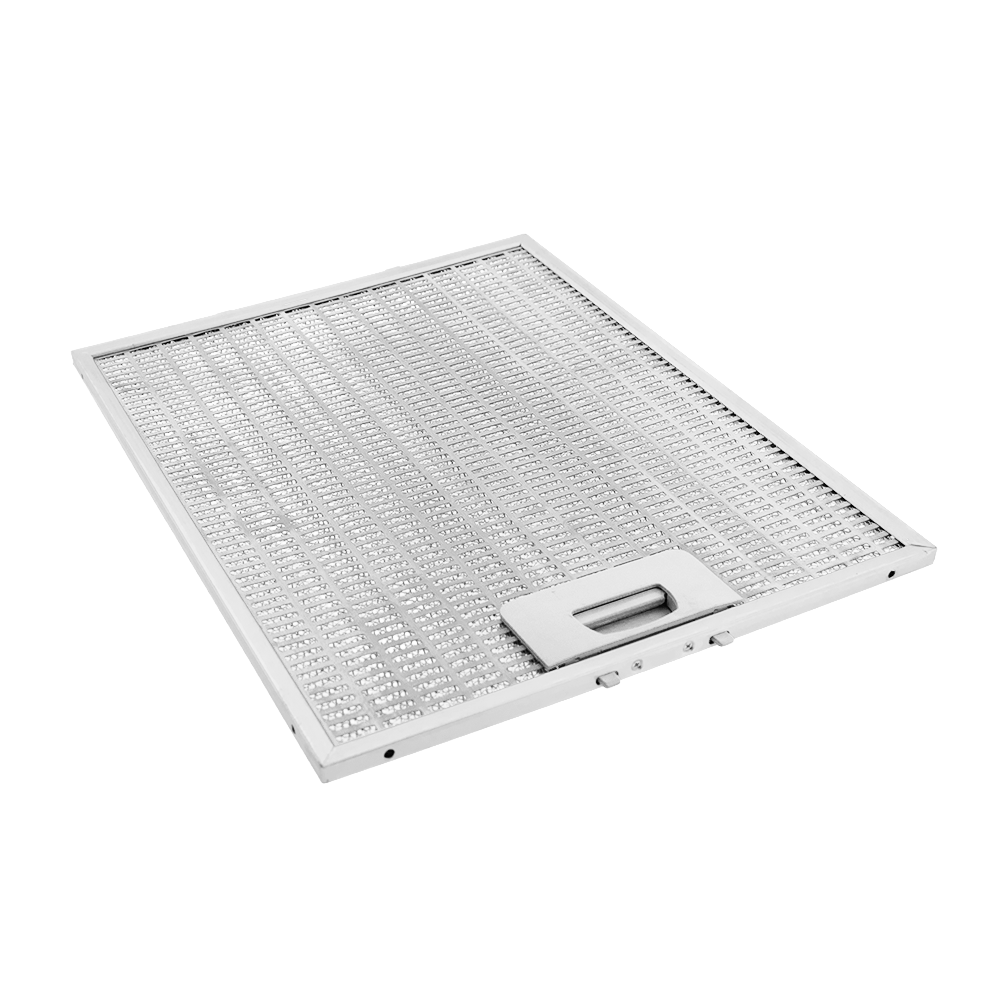 Un filtro metallico argentato per cappa con maniglia.