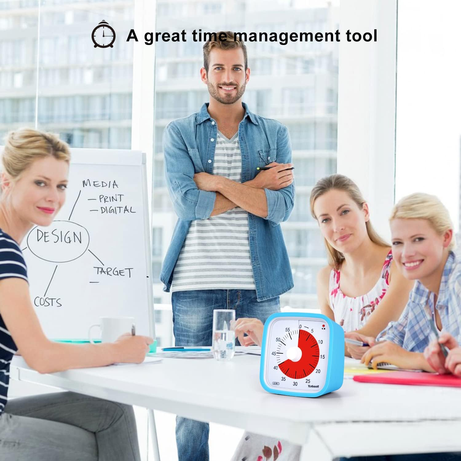 Ein blaues Zeitmanagement-Werkzeug liegt auf einem Tisch vor einer Gruppe von Personen.