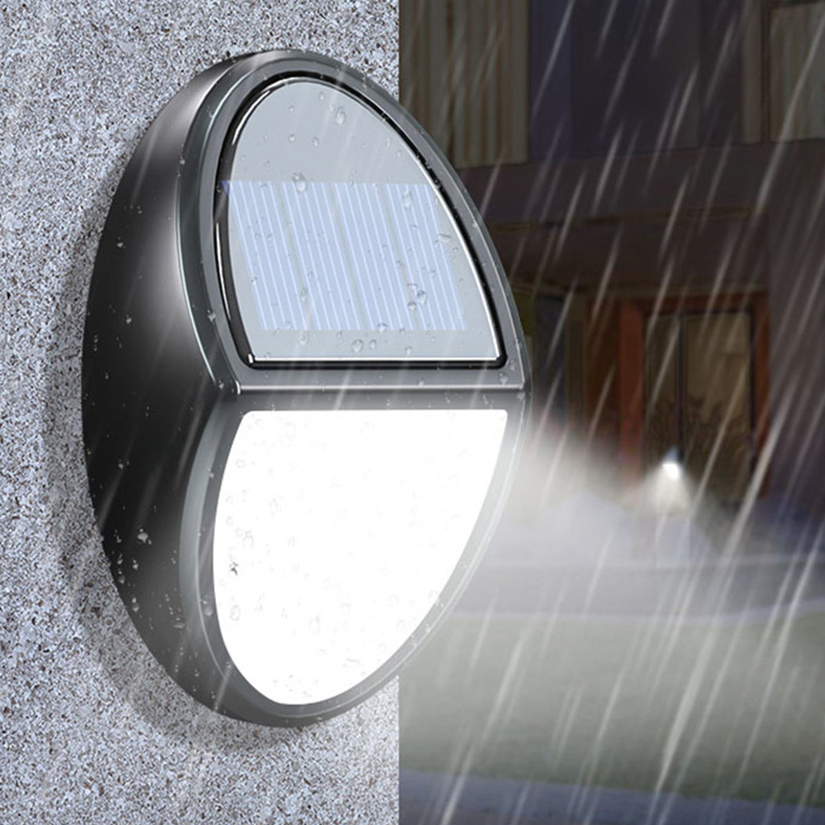Eine Solar-Wandleuchte leuchtet im Regen, befestigt an einer strukturierten Wand.