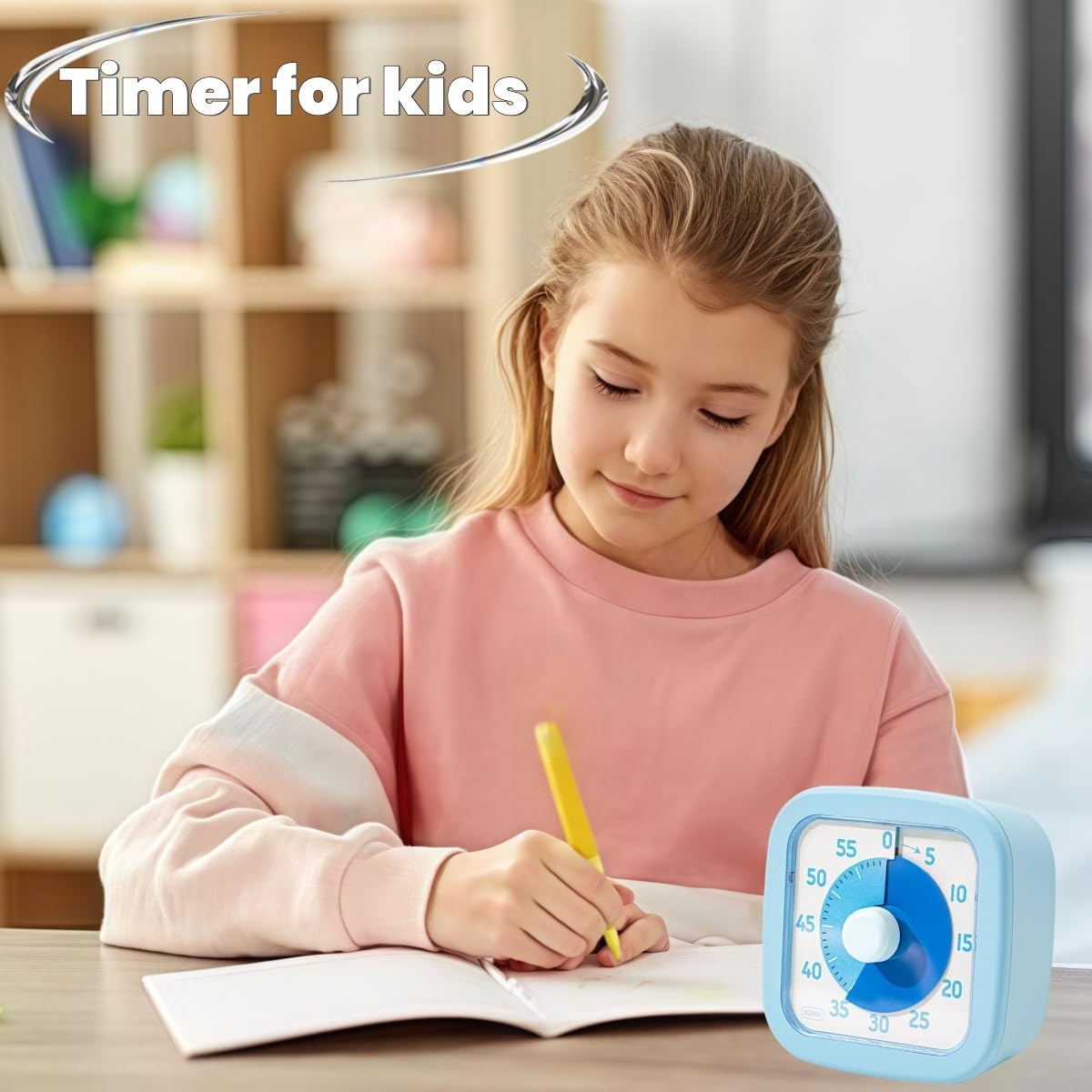 Ein Mädchen schreibt in ein Notizbuch, ein blauer Timer liegt daneben.