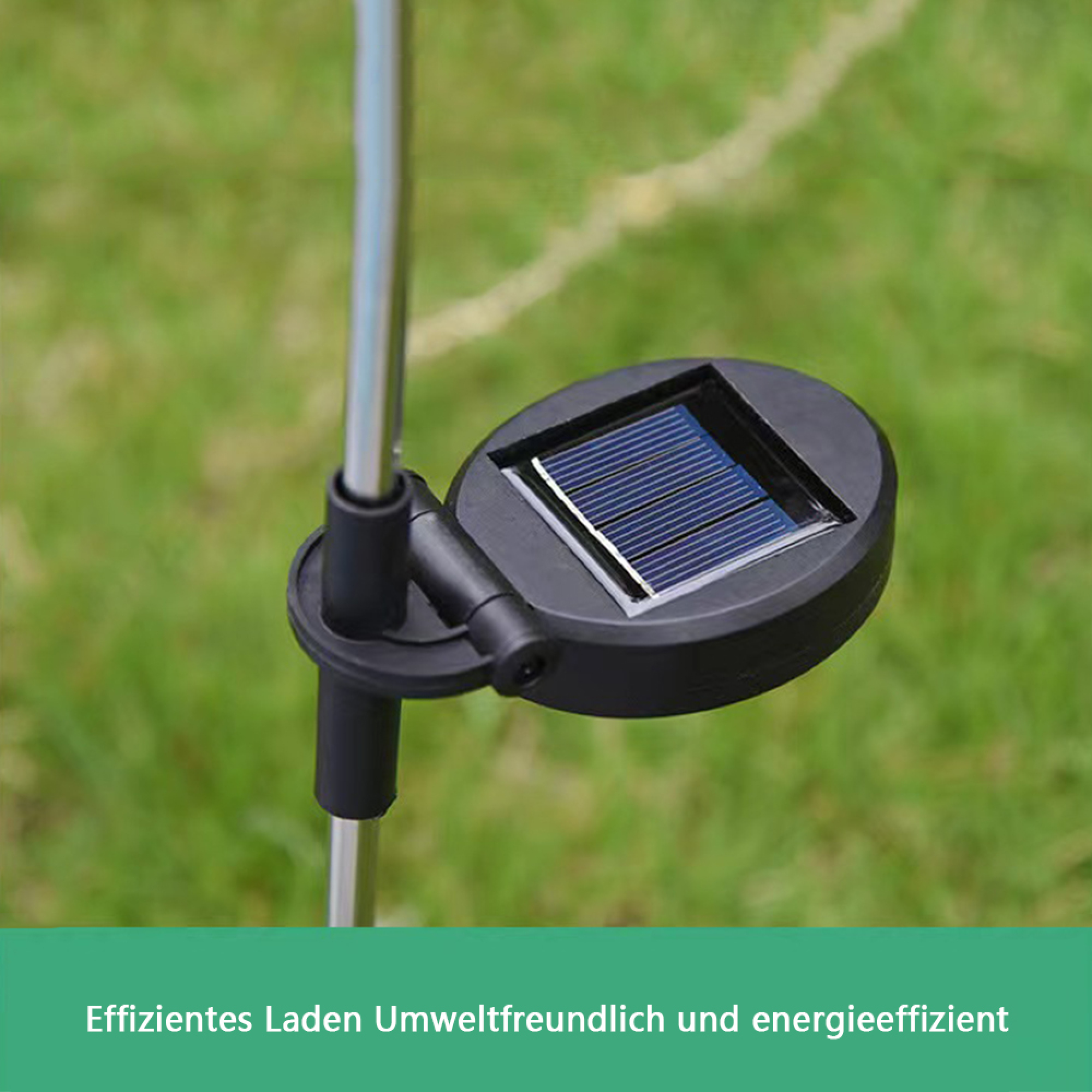 Nahaufnahme eines Solarpanels an einem Stab, auf grünem Rasen.