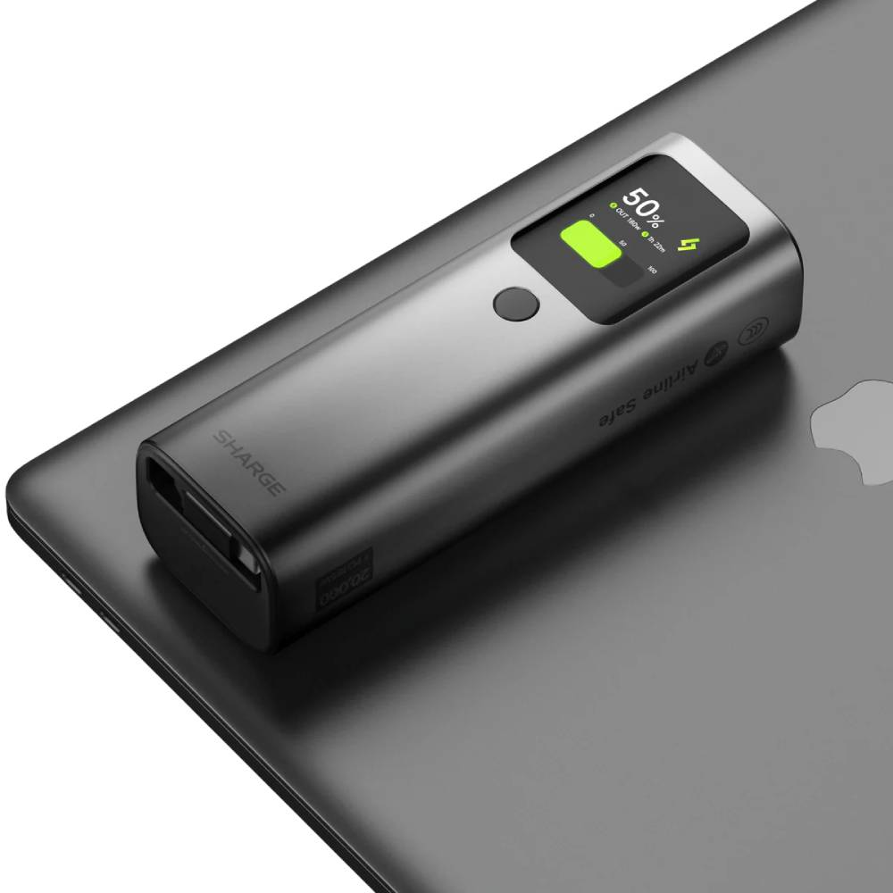Une batterie externe grise à 50% sur un ordinateur portable. L'écran affiche 18.0W et 2h 22m.