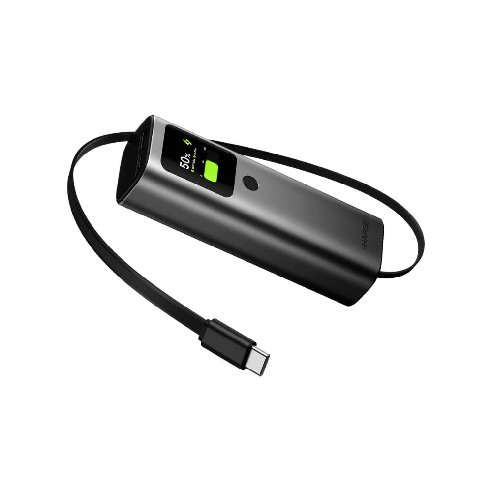 Une banque d'alimentation grise avec un câble USB-C noir et un écran affichant 50 %.