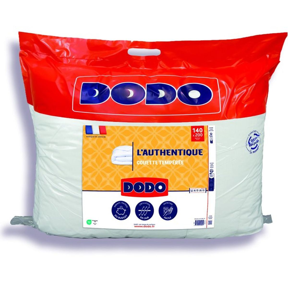Ein großer, weißer Kissenbezug mit rotem Logo und Produktinformationen darauf.