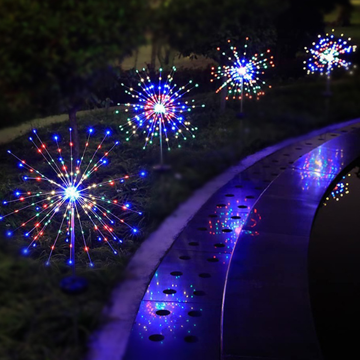 Drei beleuchtete Sternenlicht-Dekorationen im Garten bei Nacht.