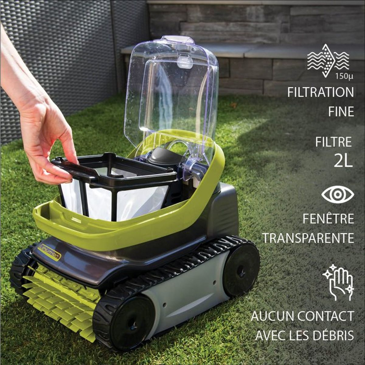 Ein Mann entfernt einen Filter aus einem Poolroboter auf Gras.