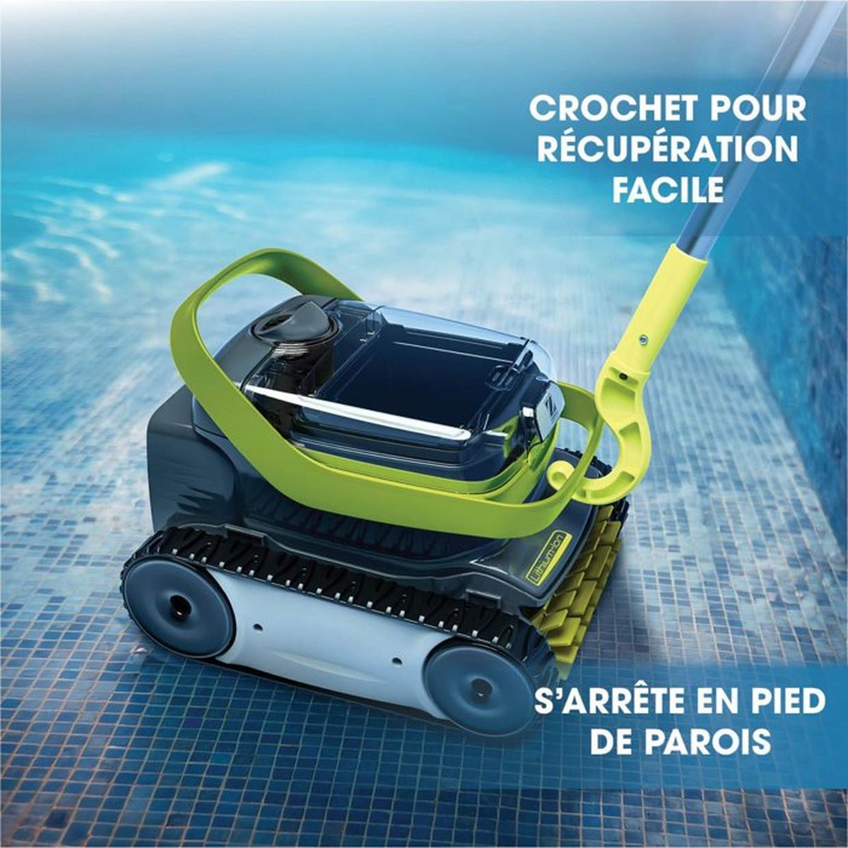 Ein Poolreiniger mit gelbem Griff und transparentem Behälter auf blau gefliestem Poolboden.