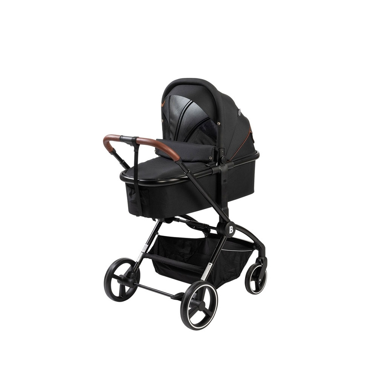 Ein schwarzer Kinderwagen mit braunen Griffen und einem Einkaufskorb.