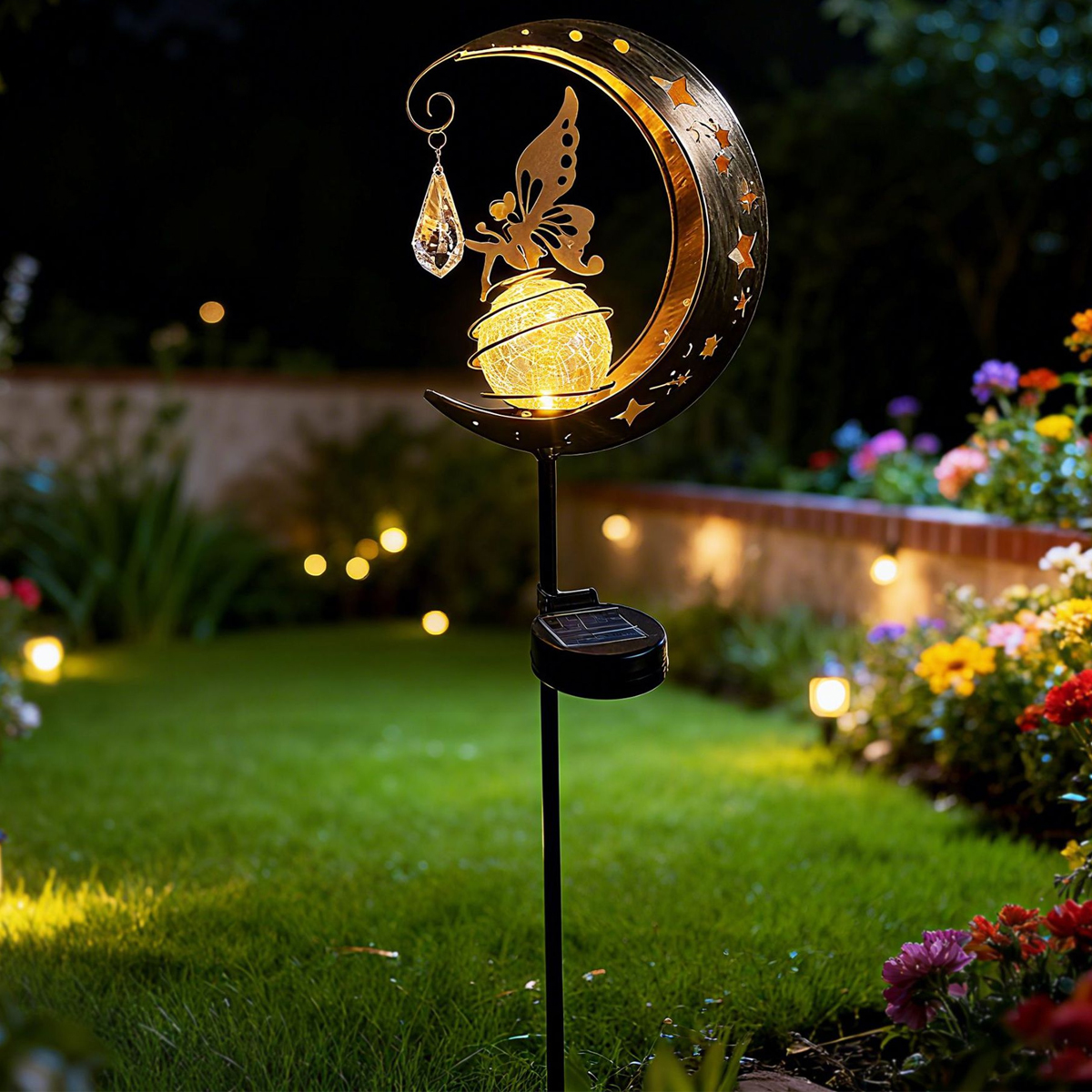 Gartenleuchte in Mondform mit Fee, beleuchtetem Globus und einem Tropfen.