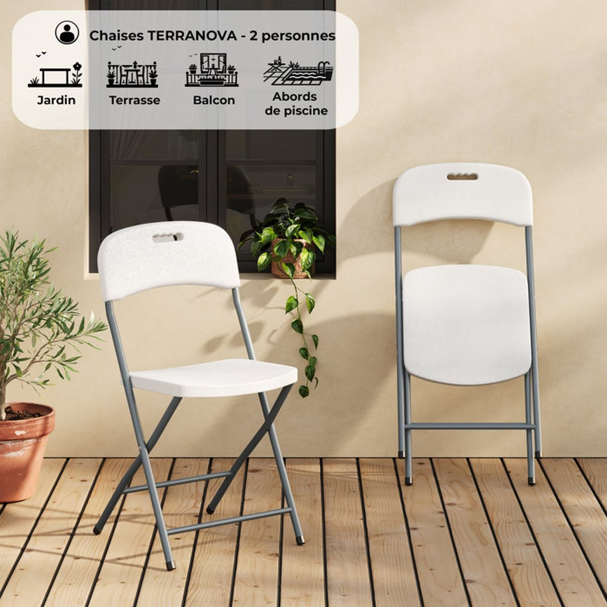 Zwei weiße Terrassenstühle stehen auf einem Holzdeck vor einer Wand.