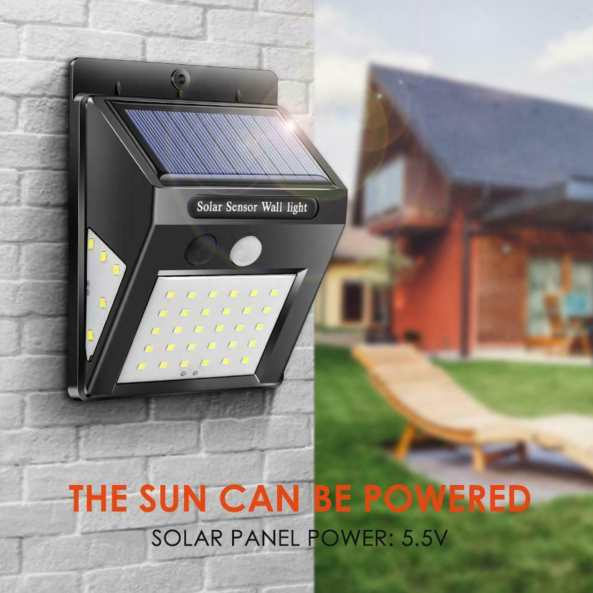 Schwarze Solar-Wandleuchte mit Bewegungsmelder an einer Mauer, Haus im Hintergrund.