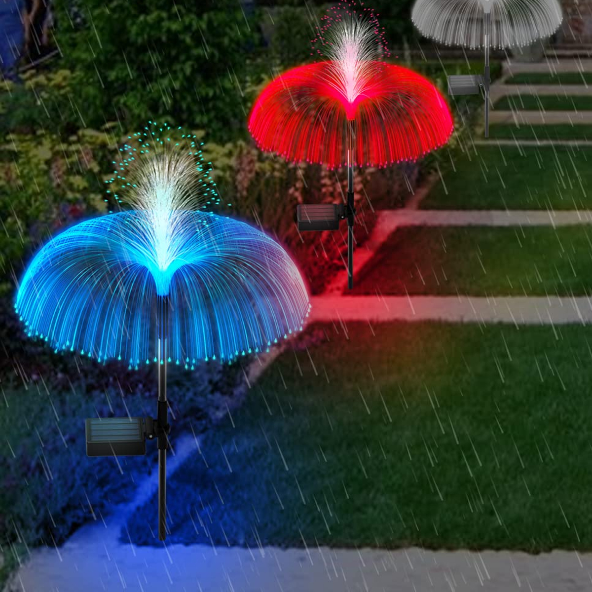 Beleuchtete Gartendekoration im Regen, blaue und rote Lichter.