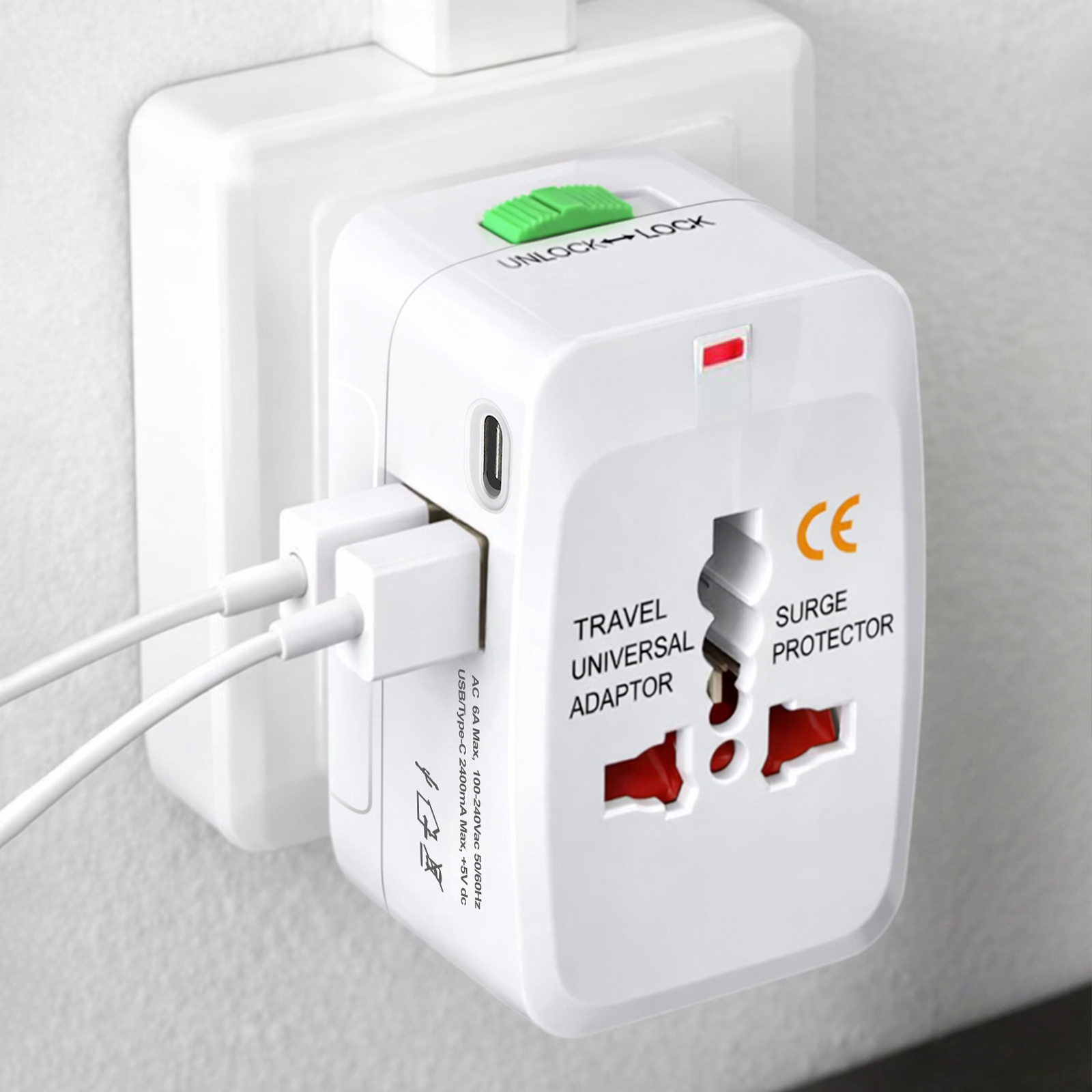 Ein weißer Reiseadapter mit zwei USB-Kabeln, eingesteckt in eine Steckdose.