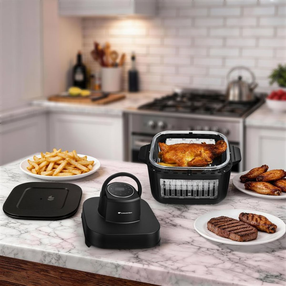 Ein Brathähnchen in einem schwarzen Airfryer mit Pommes, Steak und Flügeln daneben.