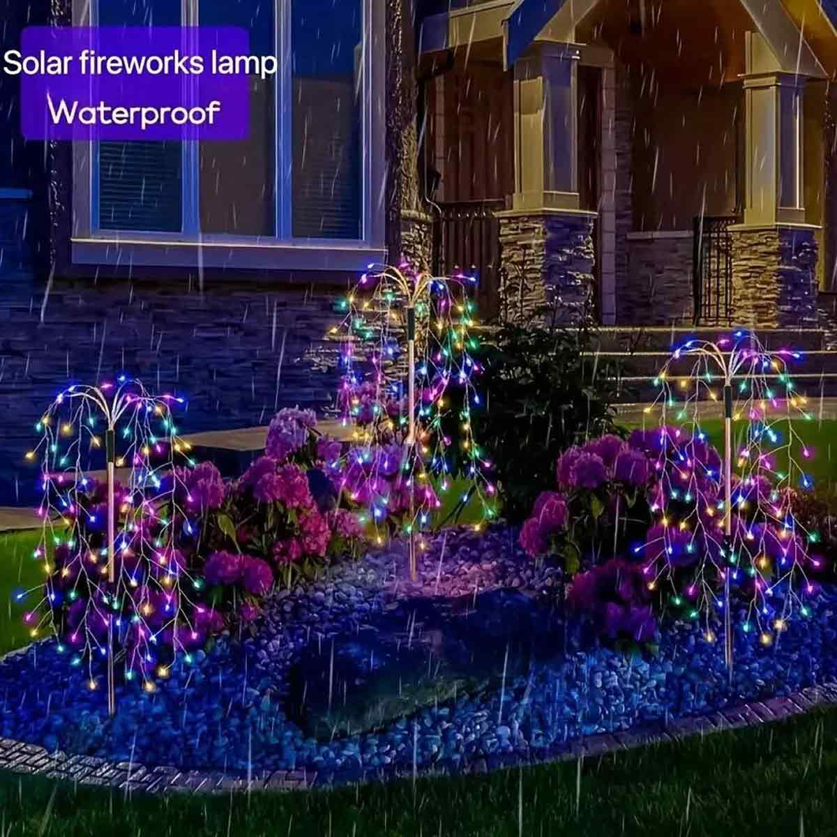 Solar-Feuerwerksleuchten mit bunten LEDs schmücken einen Garten bei Regen.