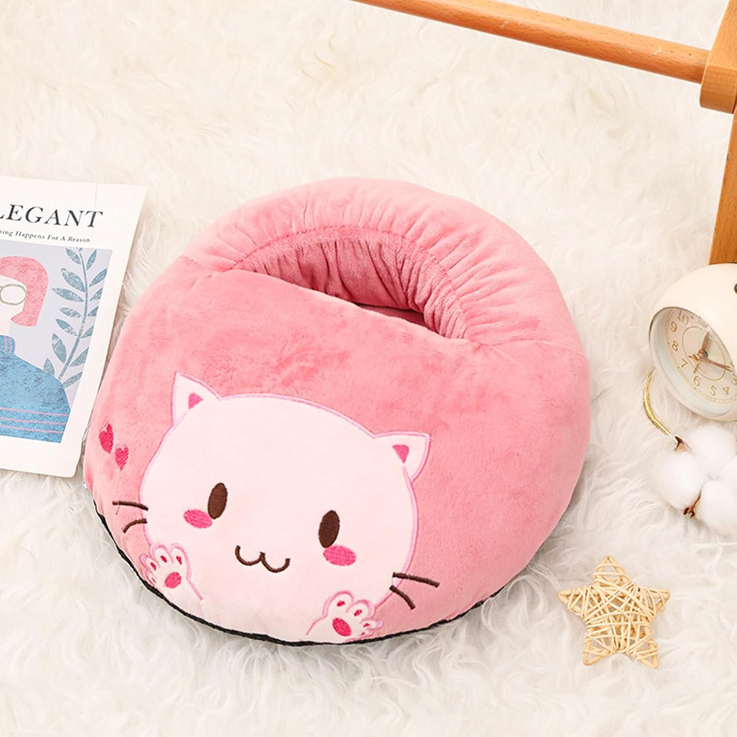 Ein rosa Hausschuh in Katzenform mit einem süßen Gesicht, auf einem flauschigen Teppich.