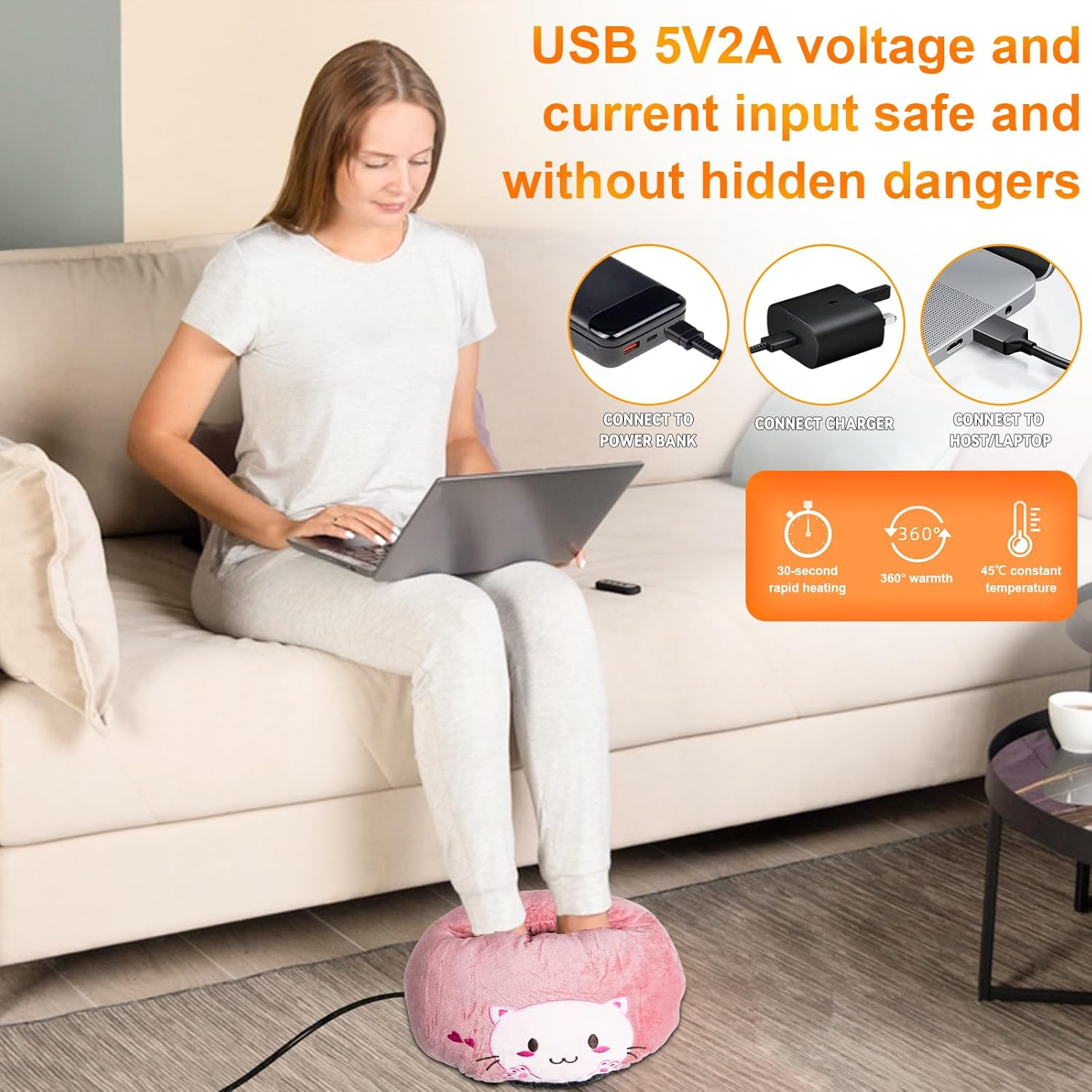 Frau benutzt Laptop auf Couch mit Füßen in pinkem Katzen-Fußwärmer. USB-Stromoptionen gezeigt.