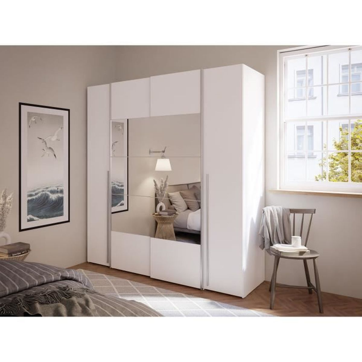 Weißer Kleiderschrank mit Spiegeln, daneben ein Fenster und ein Stuhl.