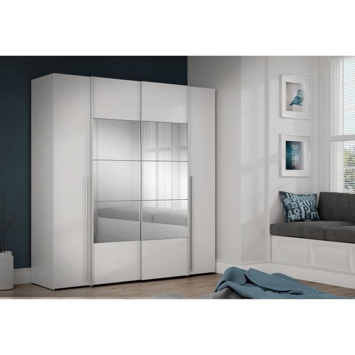 Ein weißer Kleiderschrank mit Spiegeltüren steht neben einem Fenster.