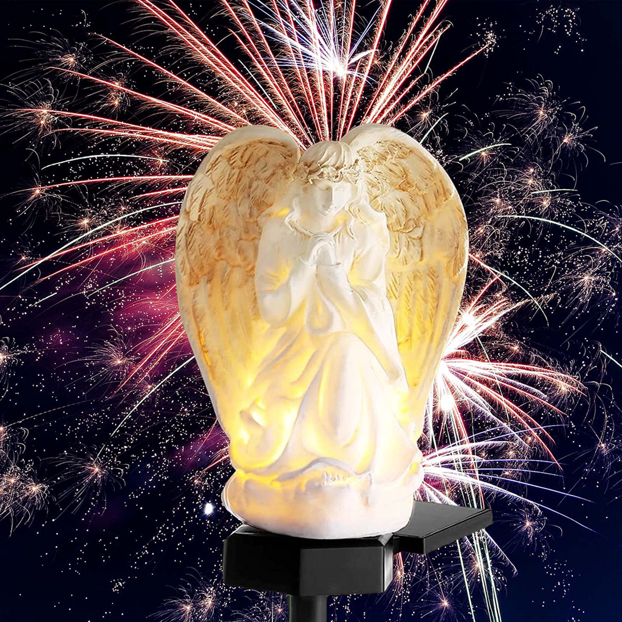 Eine leuchtende Engelsfigur vor einem Feuerwerk am Nachthimmel.