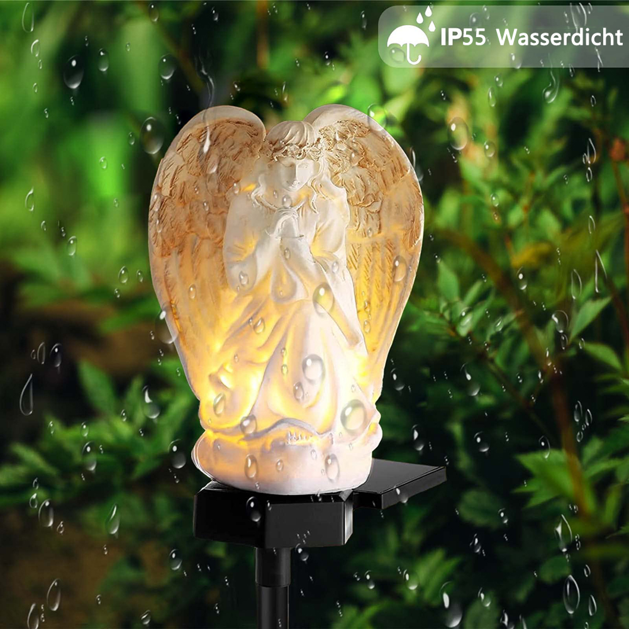 Eine leuchtende Engelsstatue mit Flügeln, die im Regen auf einem Solar-Gartenlicht steht.